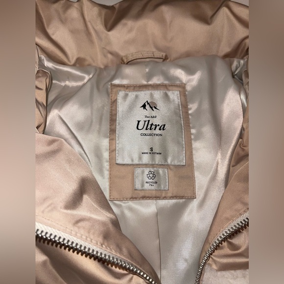 Abercrombie & Fitch Women’s Cream and White Puffer Jacket - Picture 2 of 3